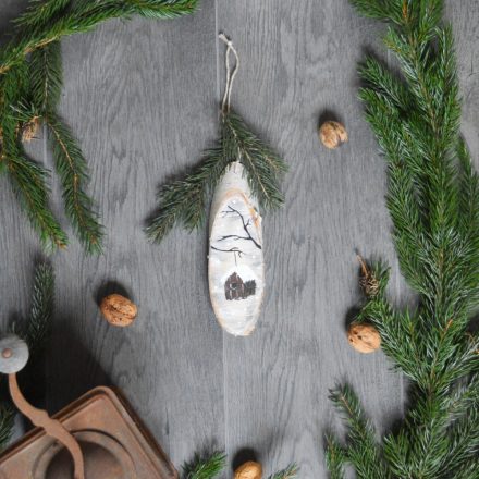 Festett nyírfa karácsonyi ajtódísz - madáretető