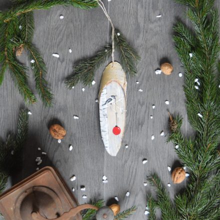 Festett nyírfa karácsonyi ajtódísz - madárka karácsonyfadísszel