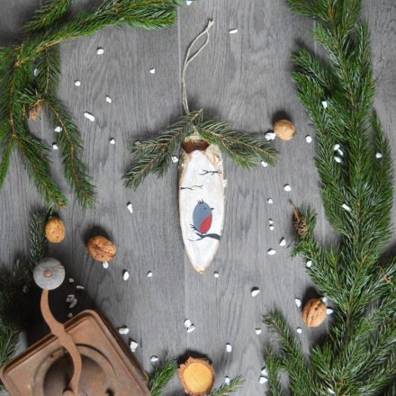 Festett nyírfa karácsonyi ajtódísz - madárka
