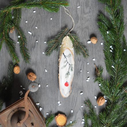 Festett nyírfa karácsonyi ajtódísz - fenyőág karácsonyfadísszel