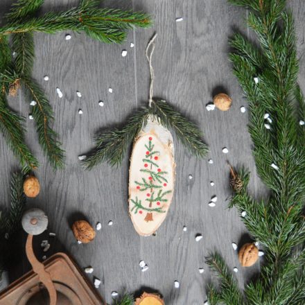 Festett nyírfa karácsonyi ajtódísz - fenyőfa 