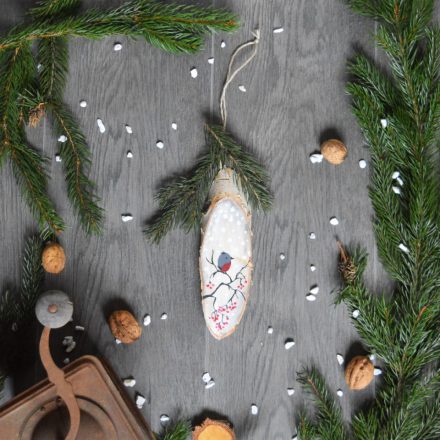 Festett nyírfa karácsonyi ajtódísz - madárka faágon 